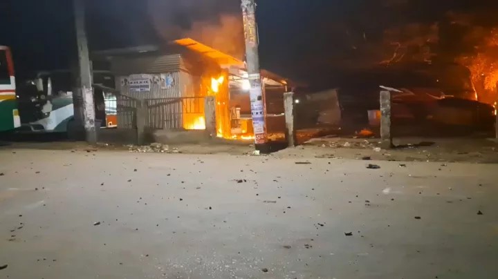 ভোলায় বাসস্ট্যান্ড দখলে সংঘর্ষ চলছে